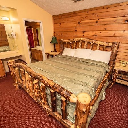Cabin Close To Parkway Rd With River View Pigeon Forge Extérieur photo