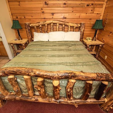 Cabin Close To Parkway Rd With River View Pigeon Forge Extérieur photo