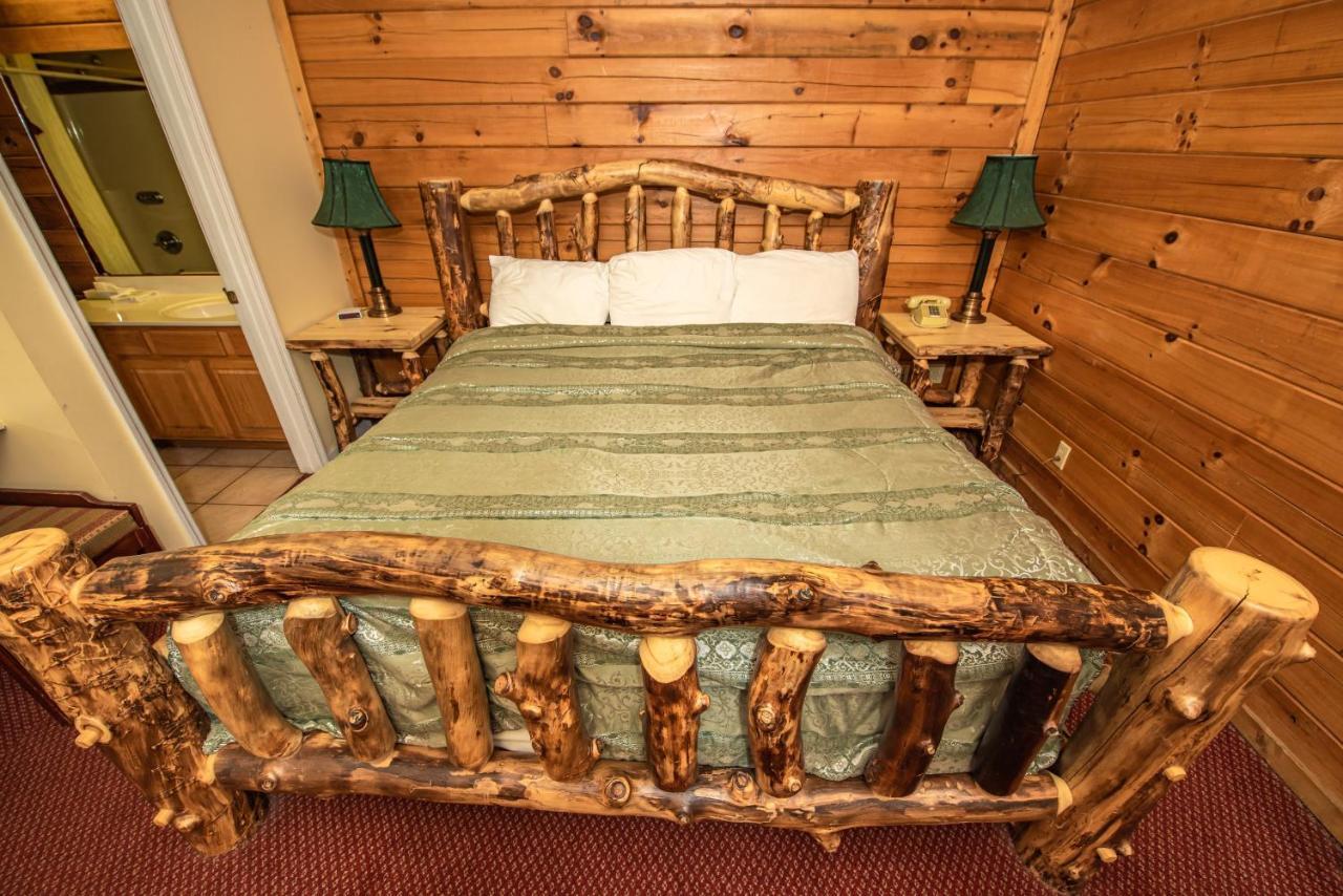 Cabin Close To Parkway Rd With River View Pigeon Forge Extérieur photo