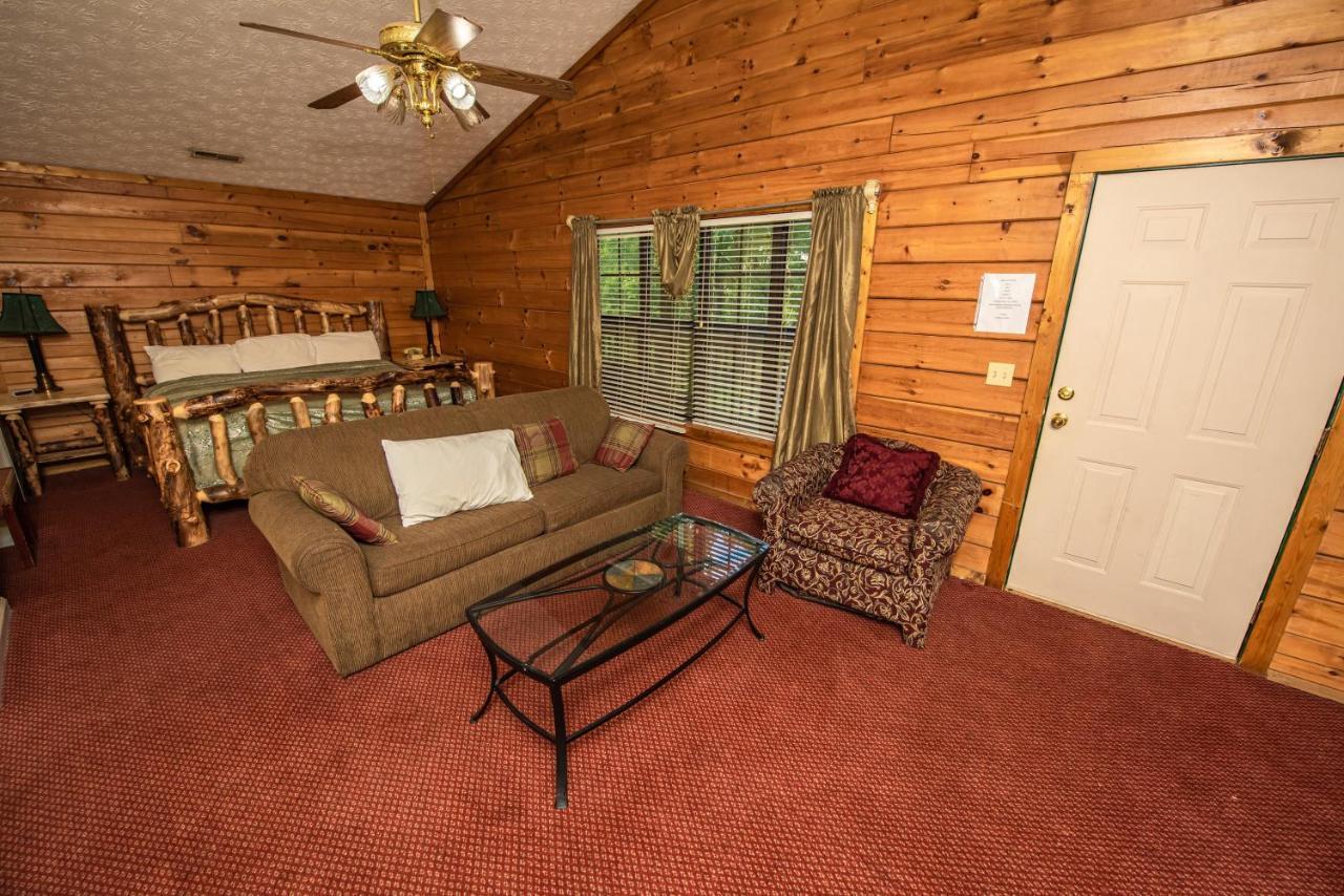 Cabin Close To Parkway Rd With River View Pigeon Forge Extérieur photo