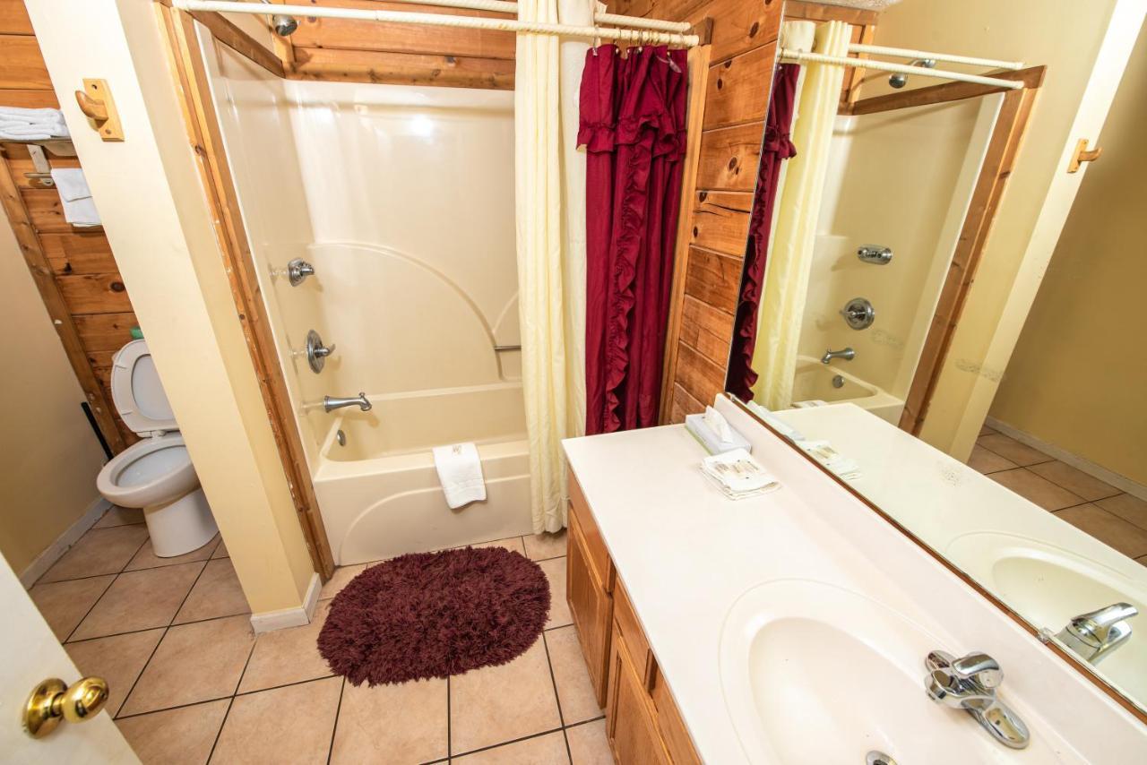 Cabin Close To Parkway Rd With River View Pigeon Forge Extérieur photo