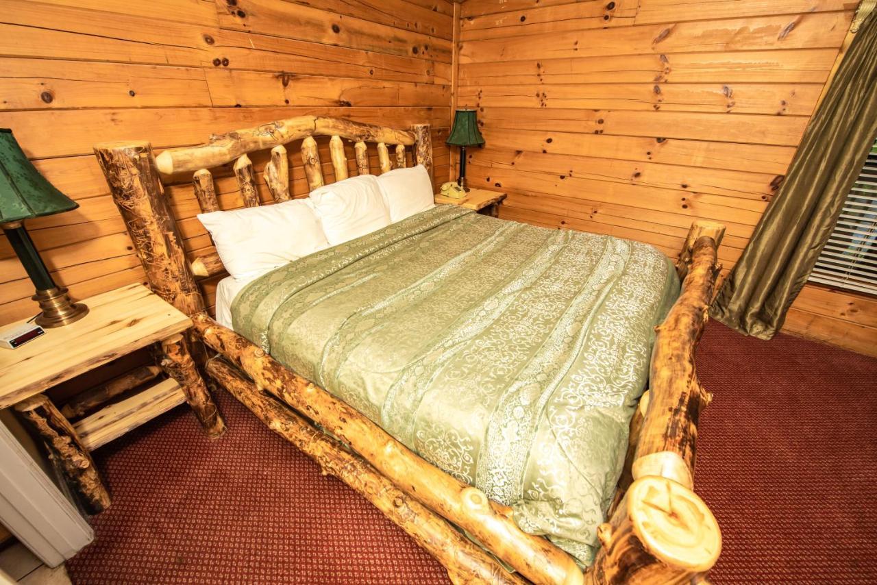 Cabin Close To Parkway Rd With River View Pigeon Forge Extérieur photo