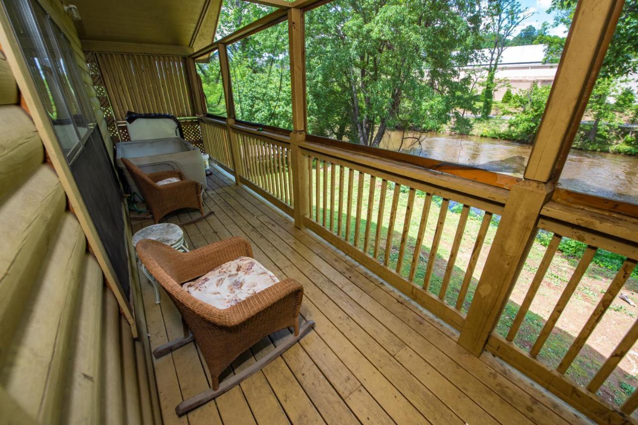 Cabin Close To Parkway Rd With River View Pigeon Forge Extérieur photo