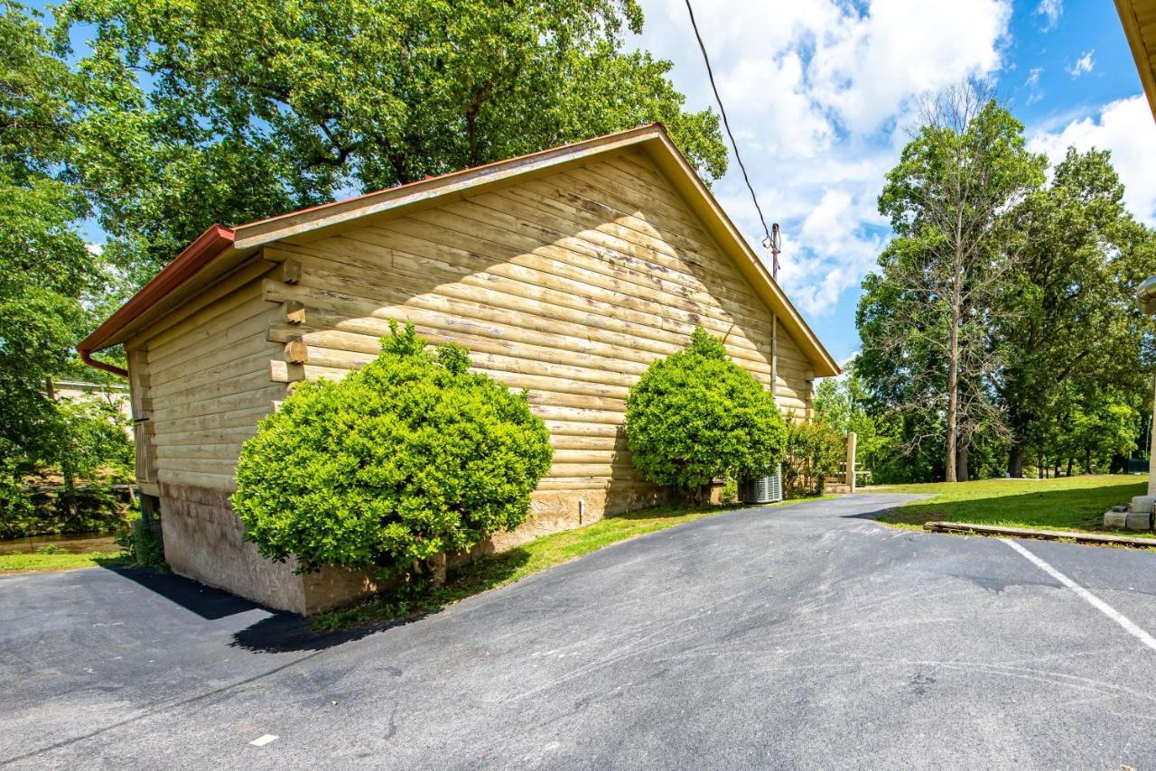 Cabin Close To Parkway Rd With River View Pigeon Forge Extérieur photo