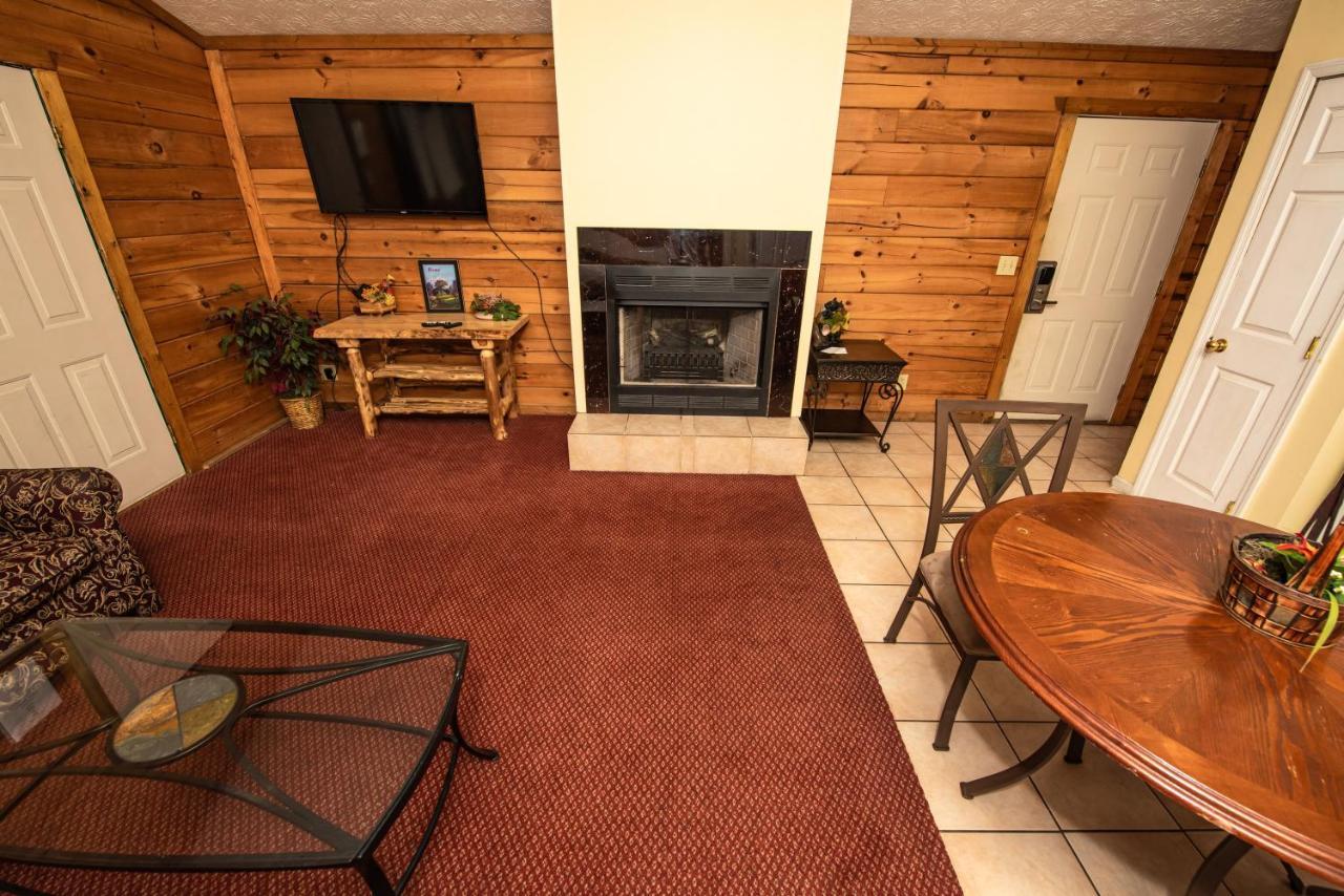 Cabin Close To Parkway Rd With River View Pigeon Forge Extérieur photo